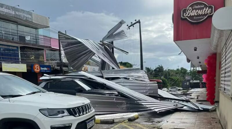 Vento forte causa estragos em São Luís após chuvas intensas neste domingo