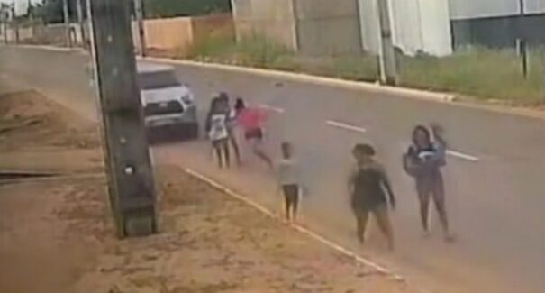 Mulher morre e outras sete pessoas ficam feridas após atropelamento de caminhonete