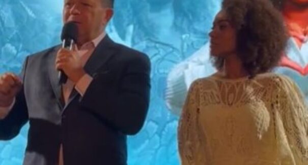 Brandão destaca Cricielle Muniz como sua indicação pessoal no PT durante culto em ação de graças