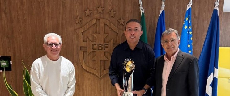 - Eurico Pacífico (Beach Soccer), Naldir Lopes (Sedel) e Fernando Sarney na sede da CBF, no Rio de Janeiro (Foto: Divulgação)
