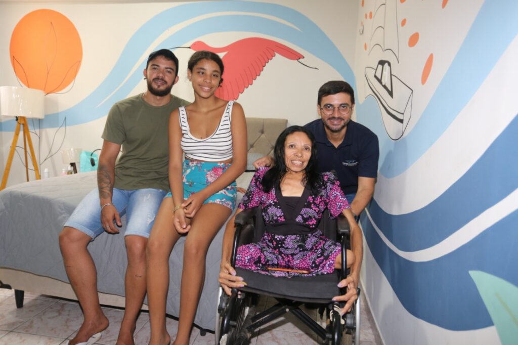 Os hóspedes Neuracy e os filhos Wesley e Eduarda com Paulo Renato Lemos, da empresa marítima Shipping Protection (Foto: Adriana Vieira)