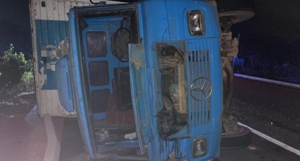 Caminhão tomba e deixa motorista gravemente ferido na BR-226, em Timon