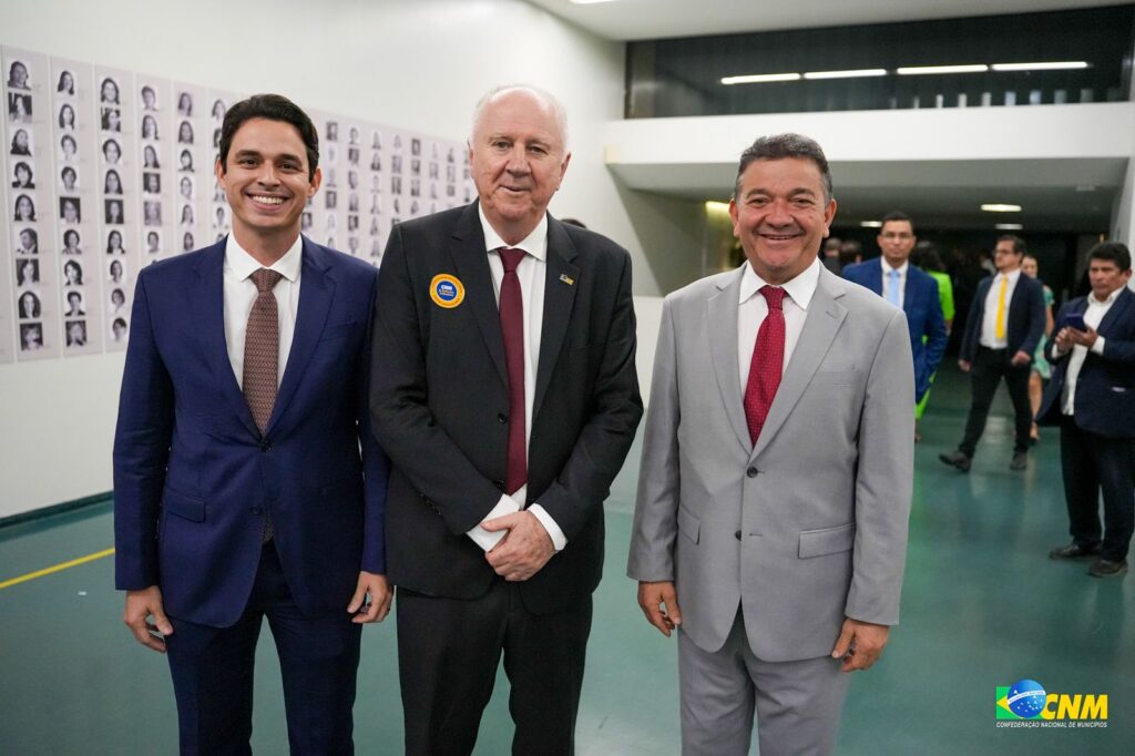 Presidente da CNM, Paulo Ziulkoski, vice-presidente Ivo Rezende e o prefeito de São Mateus, Miltinho Aragão. - Foto: Divulgação