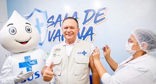 Brandão dá exemplo e reforça campanha de vacinação no Maranhão