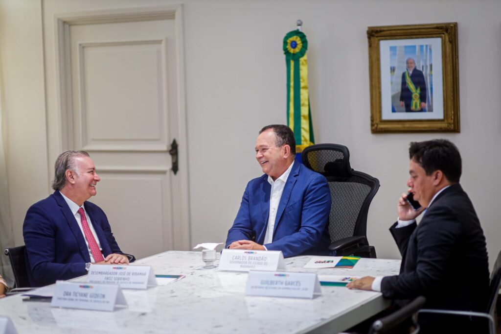 Assinatura da cessão do prédio do TJ em Imperatriz para o Executivo Estadual (Foto: Brunno Carvalho)