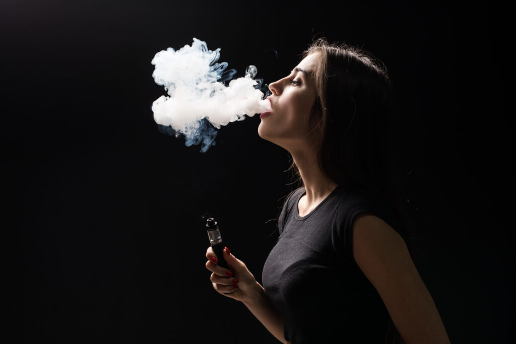Plataformas on-line têm até hoje para retirar anúncios que incentivem ou vendam cigarro eletrônico
