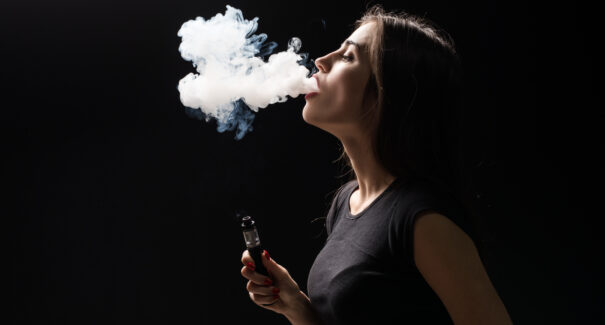 Plataformas on-line têm até hoje para retirar anúncios que incentivem ou vendam cigarro eletrônico