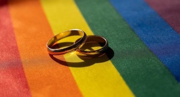 Casamento entre mulheres bate recorde no Brasil em 2023, mostra IBGE