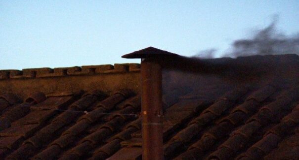 Sem novo papa: primeiro dia de conclave sai fumaça preta
