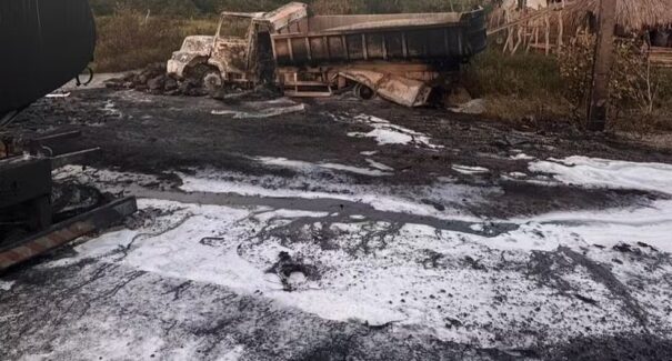 Caminhão-tanque colide com caçamba e explode na BR-402, matando motorista carbonizado