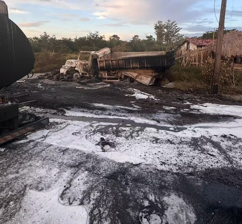 Caminhão-tanque explode após colidir com caçamba na BR-402 no MA — Foto: Divulgação/CBMMA  