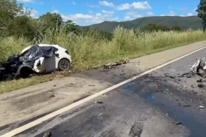 Carro em que Tales Matias Vasconcelos estava bateu de frente contra caminhão, na BR-414 - (crédito: Reprodução/PRF)