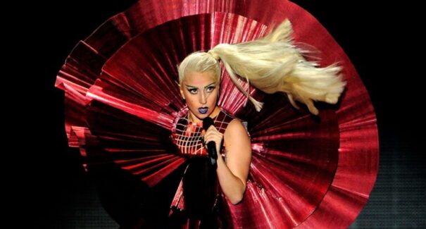 Lady Gaga faz show nas areias de Copacabana