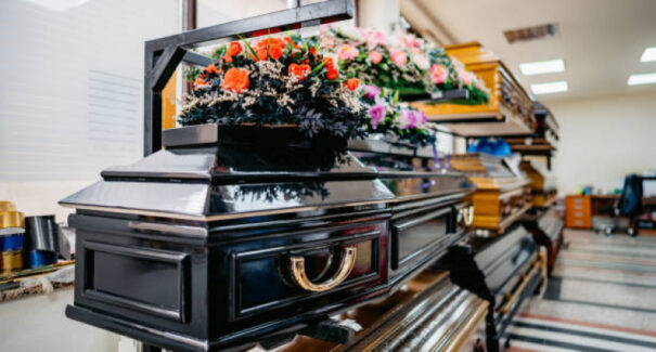 Estabelecimento funerário é condenado a indenizar famílias por troca de corpos