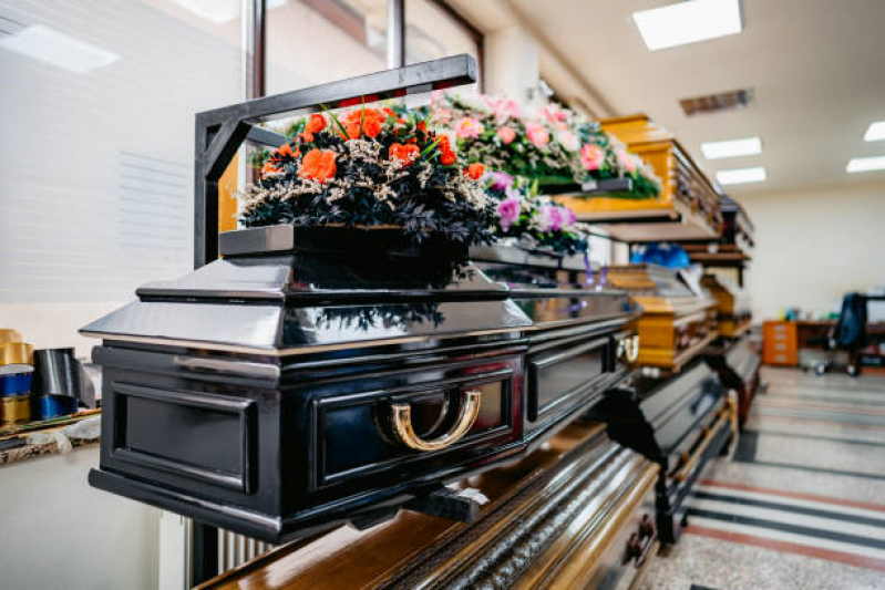 Estabelecimento funerário é condenado a indenizar famílias por troca de corpos