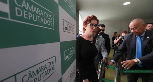 Embaixador prevê a prisão de Carla Zambelli na Itália a “qualquer momento”