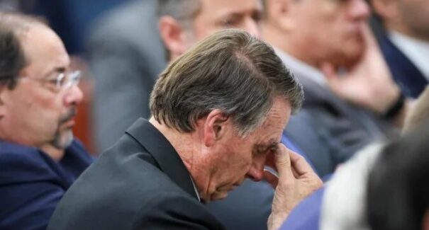 Polícia Federal relata que Jair Bolsonaro planejava fugir para a Argentina