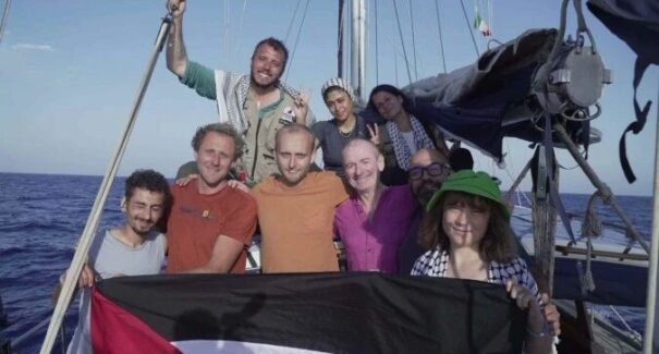 Embarcação que leva o brasiliense Thiago Ávila chega a porto militar em Israel