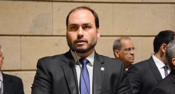 Carlos Bolsonaro nega liberação ampla de visitas a Jair Bolsonaro na Polícia Federal