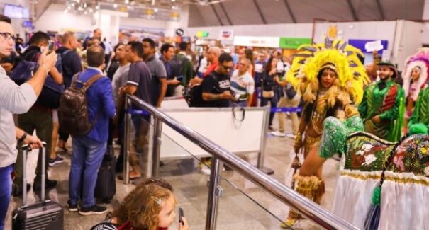 Grupos juninos recepcionam passageiros no aeroporto de São Luís
