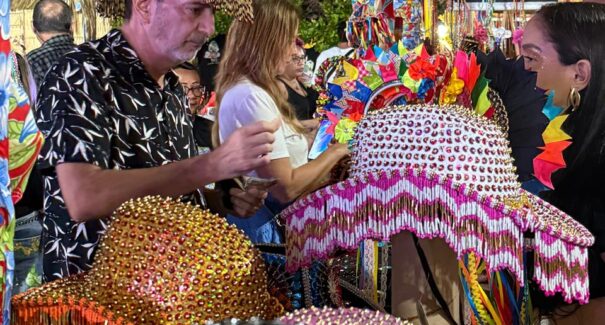 Chapéus bordados do Bumba-meu-boi viram tendência e geram renda no São João do Maranhão