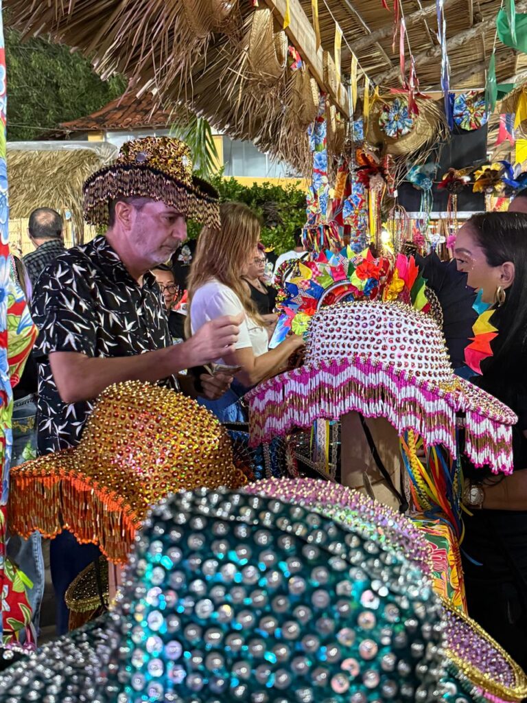 Chapéus bordados do Bumba-meu-boi viram tendência e geram renda no São João do Maranhão
