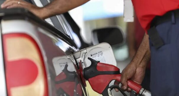 Petrobras anuncia redução de 5,6% no preço da gasolina entregue às distribuidoras