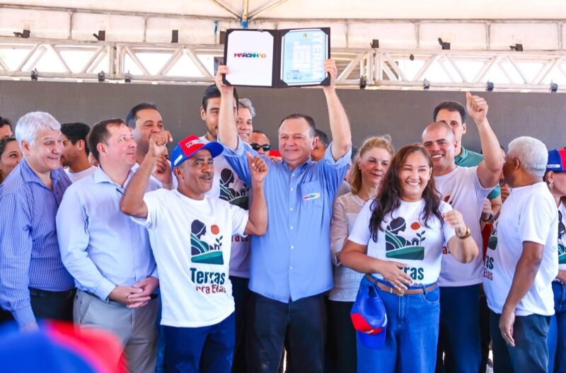Carlos Brandão lança o Terras Para Elas e anuncia mais investimentos para o município (Foto: Gilson Teixeira)