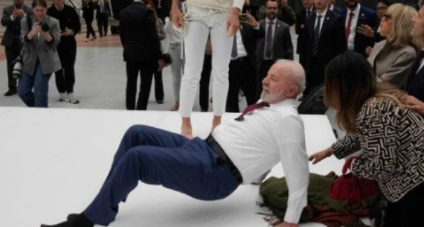 Lula tenta fazer acrobacias durante evento na França