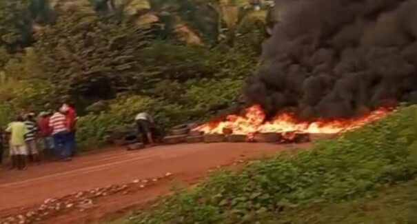 Moradores bloqueiam MA-106 em protesto por melhorias na estrada entre duas cidades, no Maranhão