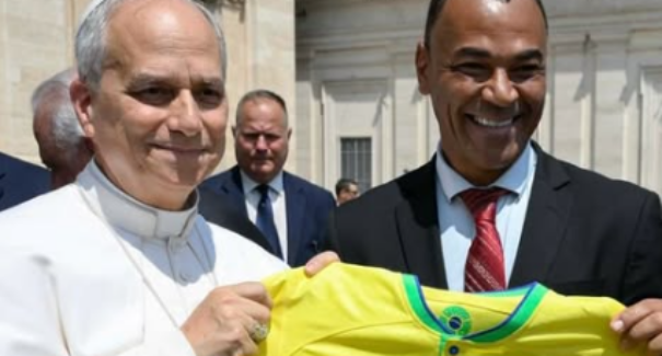 Cafu entrega camisa da Seleção Brasileira para Papa Leão XIV em Roma