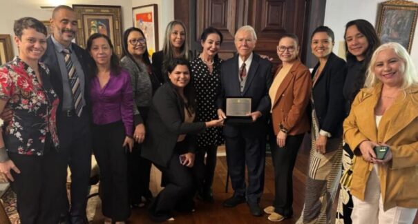 Ex-presidente José Sarney é homenageado por mulheres policiais federais
