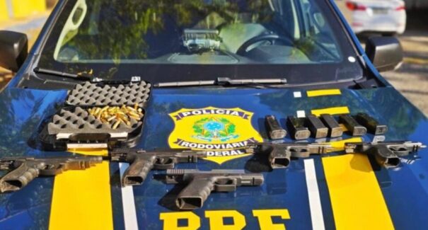 PRF apreende armas e munições de uso restrito em ônibus interestadual
