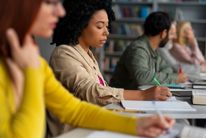 Novo perfil dos concurseiros reforça papel do ensino superior na busca por uma carreira pública, diz levantamento 