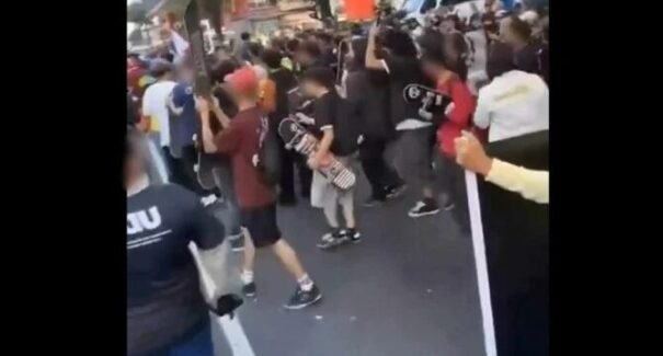 Grupo de skatistas xinga Bolsonaro durante manifestação em São Paulo