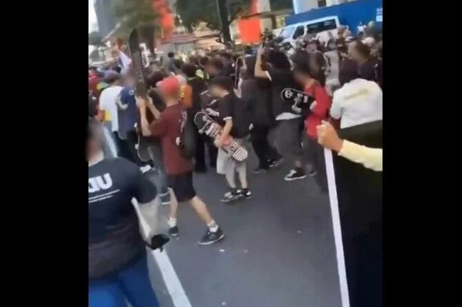 Vídeos que circulam nas redes sociais mostram o grupo proferindo xingamentos contra Bolsonaro - (crédito: Reprodução/Dailymotion/Estado de Minas)
