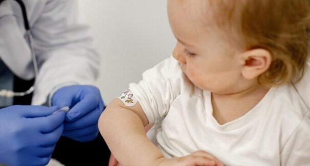 Vacina contra meningite bacteriana para bebês de 1 ano será ofertada pelo SUS a partir de terça-feira (1º)