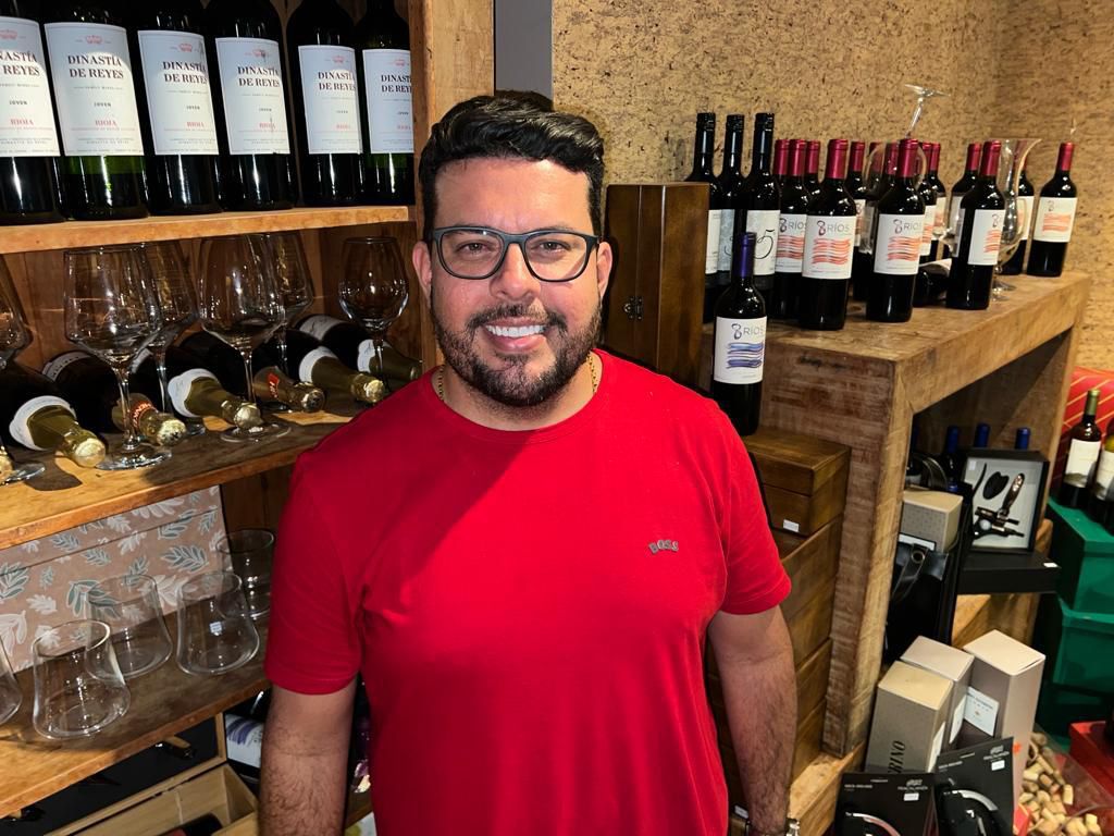 Werter Bandêira, da Villa do Vinho Bistrô, que faz sucesso com a consultoria gratuita e venda consignada de bebidas para eventos de todos os tipos e formatos, incluindo pequenas recepções em casa. Foto: Divulgação
