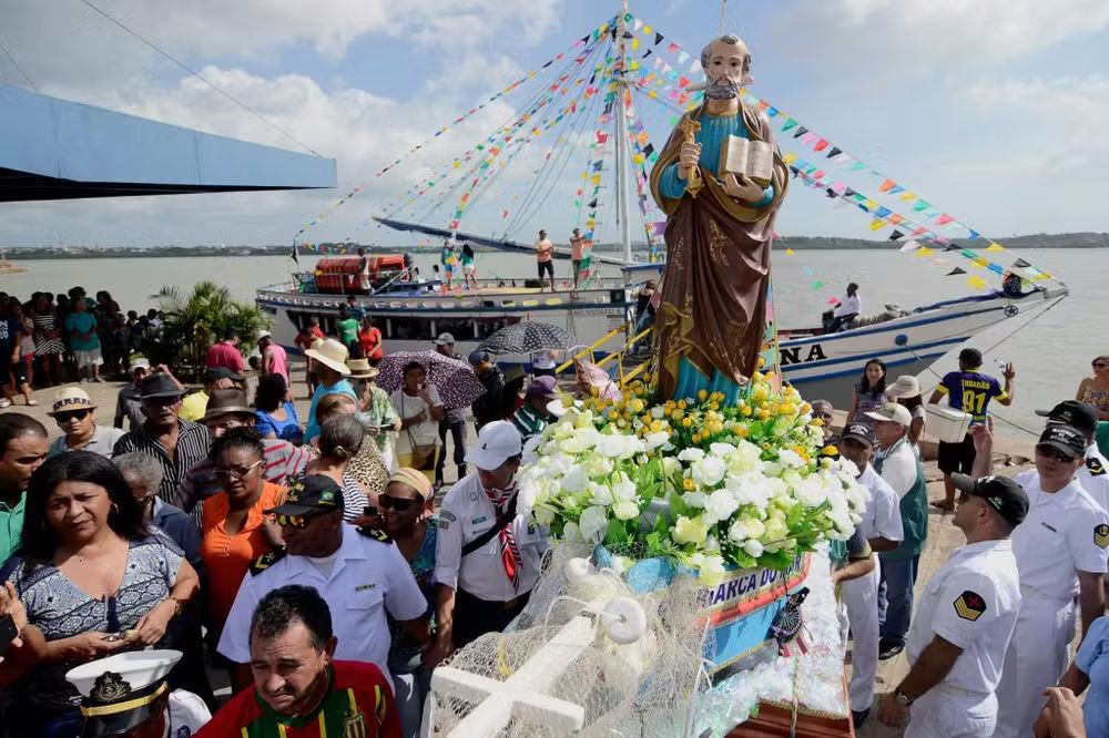 Os pescadores e fiéis saem em procissão marítima ao amanhecer em homenagem a São Pedro no dia 29 de junho.  crédito: divulgação/ Equatorial MA
