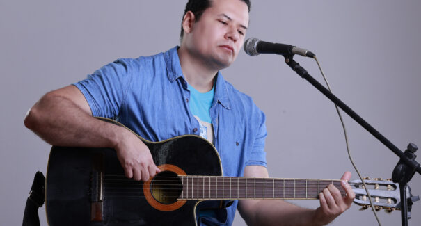 Cantor e compositor Fábio Allex homenageia o São João do Maranhão com faixa inédita