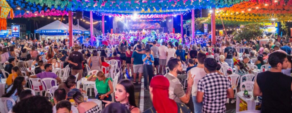 Muita gente marcou presença na primeira noite do Arraial da Assembleia e elogiou a organização e a programação do espaço (Foto: Agência Assembleia)