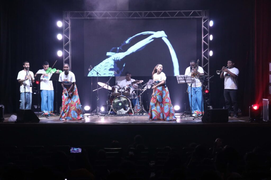Espetáculo “Raízes Brasileiras” celebra educação e cultura popular no Teatro Arthur Azevedo em São Luís