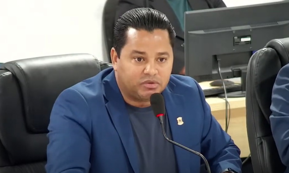 Vereador Rodrigo Brasmar (PSDB) durante discurso que abalou a sessão: acusou secretários de 'pré-campanha eleitoral' e cobrou respeito ao Legislativo (Foto: Reprodução)