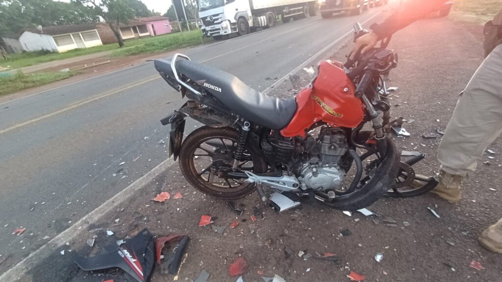Colisão entre motocicleta e carreta deixa um morto em Santa Rita