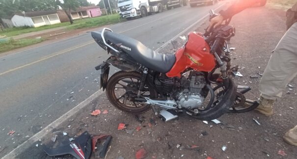 Colisão entre motocicleta e carreta deixa um morto em Santa Rita