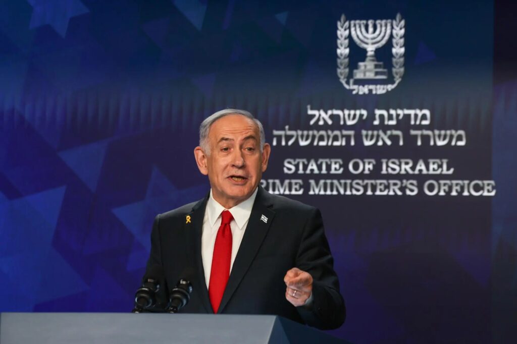 Netanyahu agradeceu a Trump e disse que os Estados Unidos “agiram com muita força” ao atacar as instalações nucleares do Irã. (Foto: EFE/EPA/Ronen Zvulun /Pool)