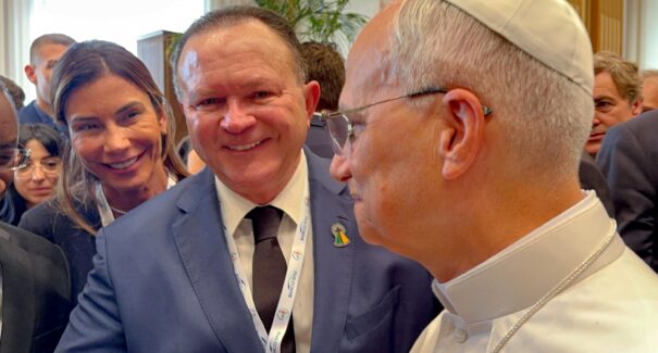 Brandão e primeira-dama do Maranhão participam de audiência com o papa Leão XIV, no Vaticano