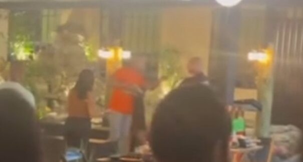 Policiais militares discutem e sacam armas dentro de restaurante em São Luís