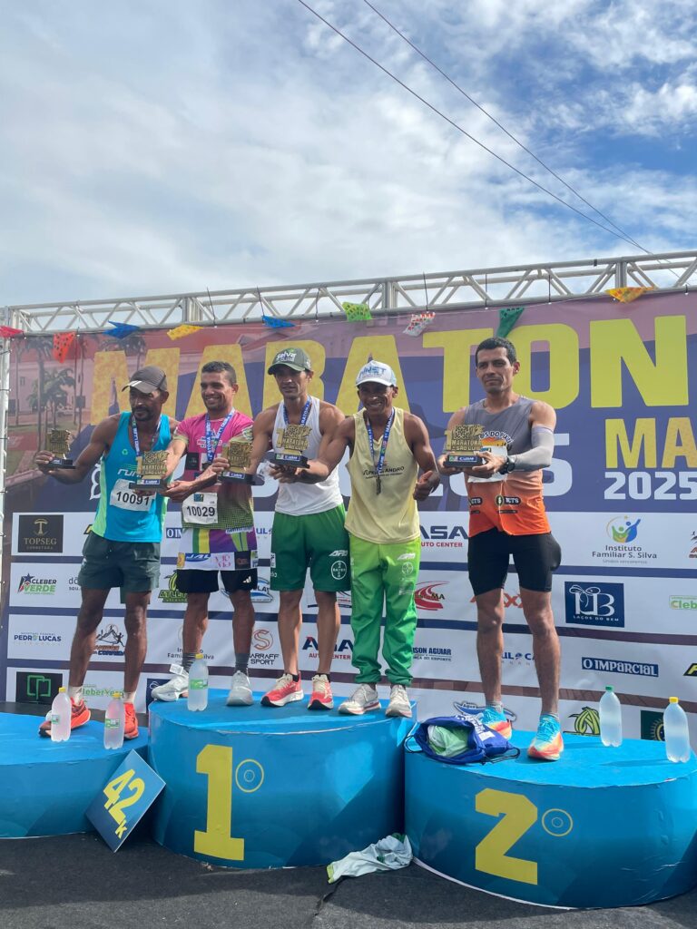 Pódio da categoria masculina da modalidade 42km. (Foto: Graciele Mororo)