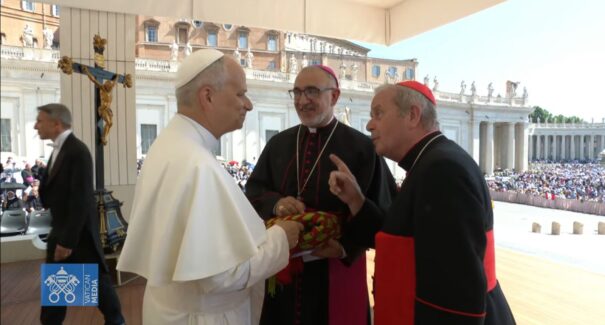 Bispo de Grajaú entrega tapete artesanal indígena ao Papa Leão XIV